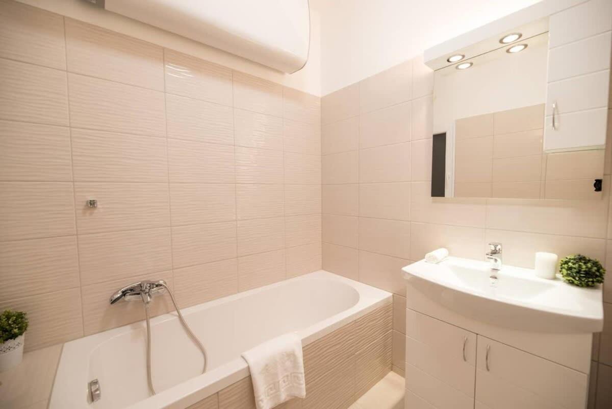 Trendy Central Apartment At Castle Budapeste Exterior foto
