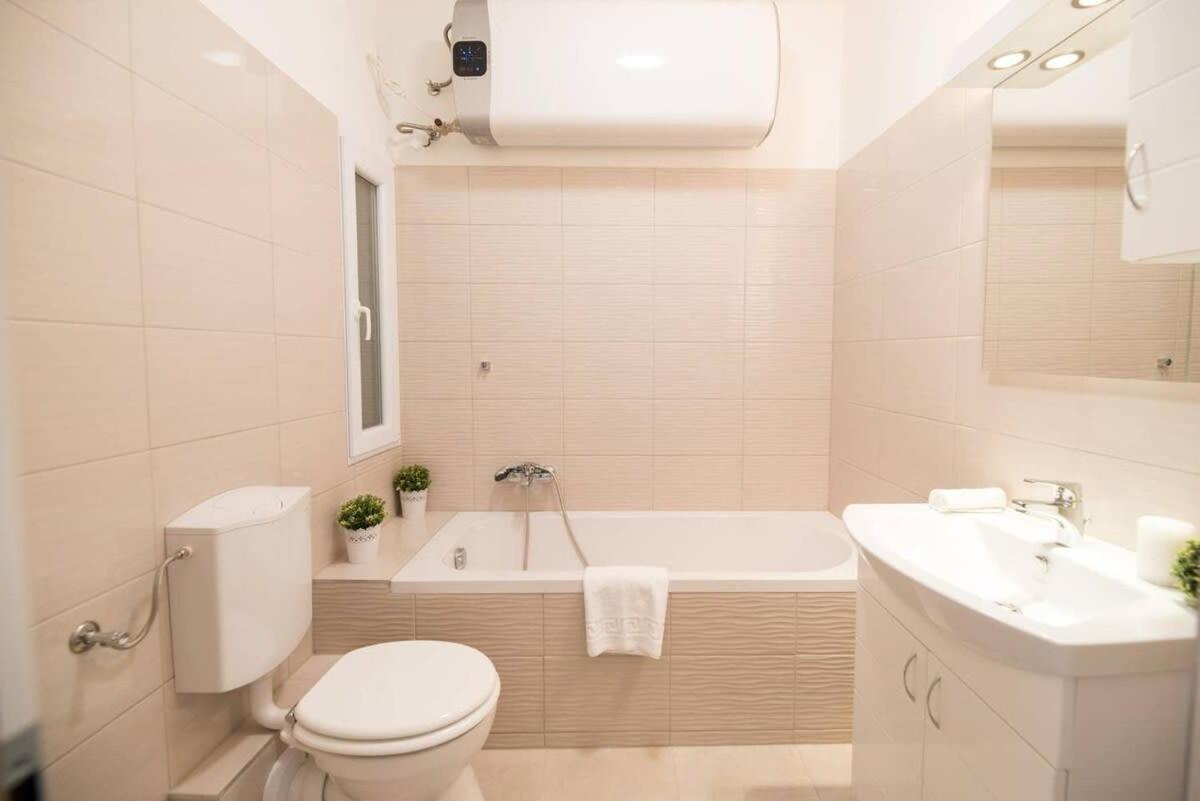 Trendy Central Apartment At Castle Budapeste Exterior foto